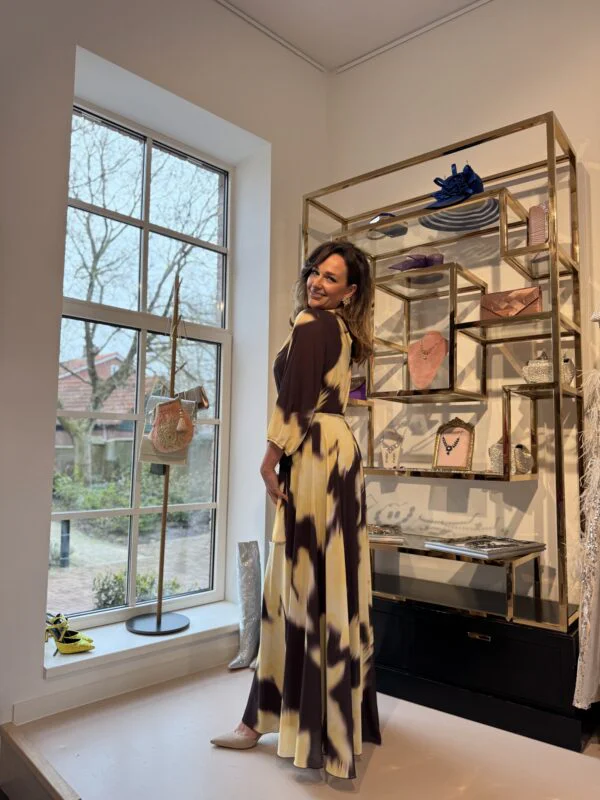 Botergele avondjurk met bruin